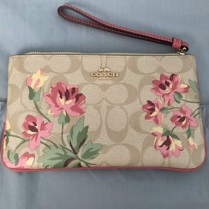 BRAND NEW COACH LARGE WRISTLET WITH LILLY PRINT